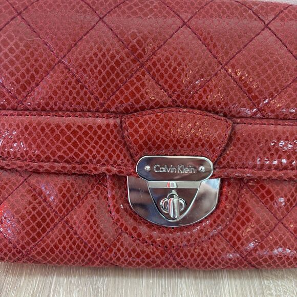 Calvin Klein Red Quilted Faux Python Crossbody Bag Chain Strap 8"x5.5" Y2K - Picture 2 of 14